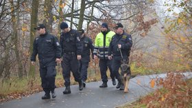 Na místo vraždy vlivného podnikatele a člena ČSSD Romana Housky dorazila i parta policejních psovodů