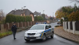 Policie během vyšetřování smrti Romana Housky uzavřela ulici, kde spolu Houska a Vaňhová bydleli