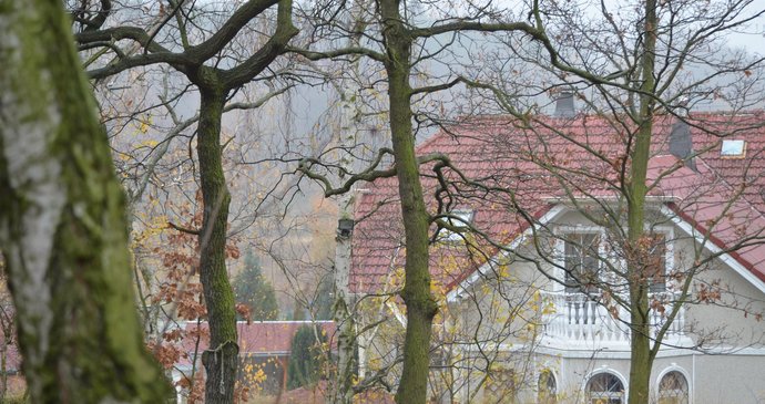 Tady bydlel severočeský kmotr roman Houska. Před garáží tohoto domu však byl zavražděn