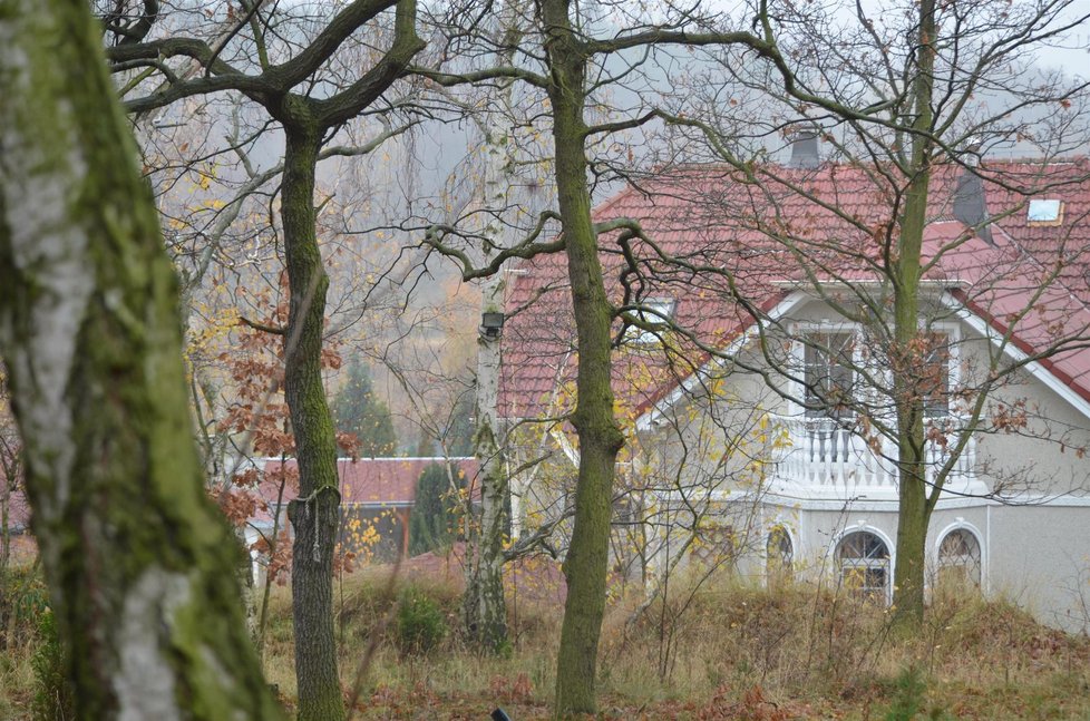 Tady bydlel severočeský kmotr roman Houska. Před garáží tohoto domu však byl zavražděn