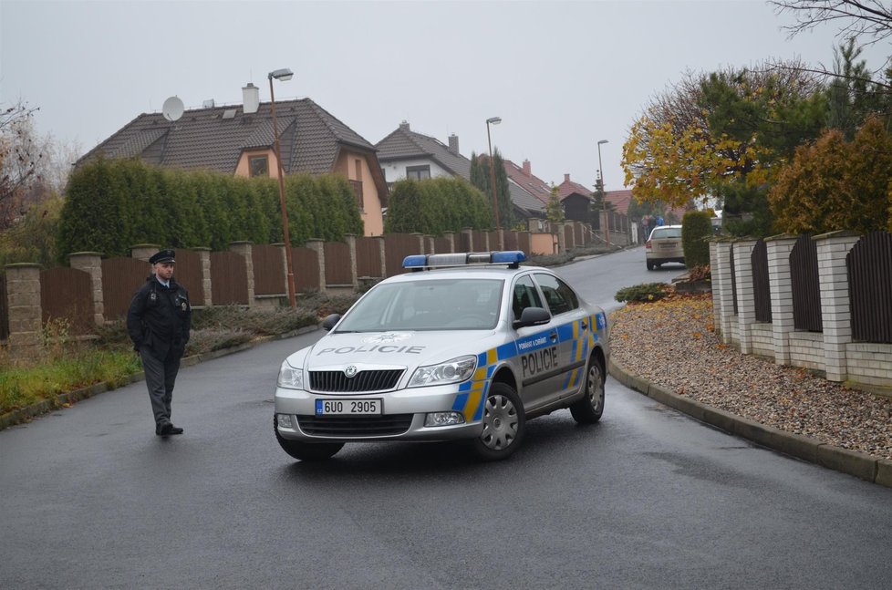 Policie během vyšetřování smrti Romana Housky uzavřela ulici, kde spolu Houska a Vaňhová bydleli