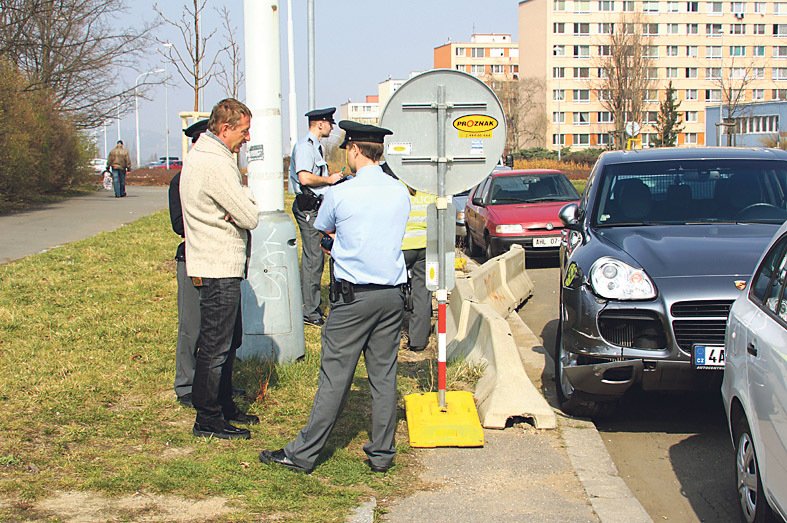 23. března 2012 - Opilý Janoušek svým porsche naboural do auta vietnamské ženy, chtěl však ujet. Když jej doběhla, úmyslně ji přejel.