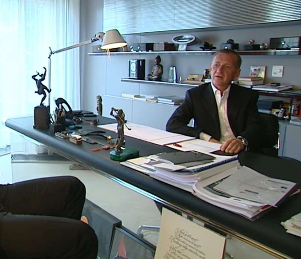 Janoušek za pracovním stolem ve své luxusní kanceláři: Kolem sebe má řadu zajímavých artefaktů