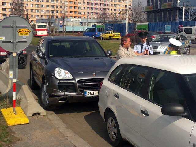 Janoušek vysvětluje policistům, jak ke střetu došlo. Samozřejmě po svém.