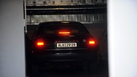 Kam se podíváte kolem luxusní vily Romana Janouška stojí auta s kmotrovskou značkou