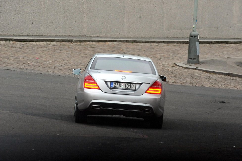 Mercedesem se značkou 2AR 1010 vyvezl Janouška po deseti dnech skrývání.