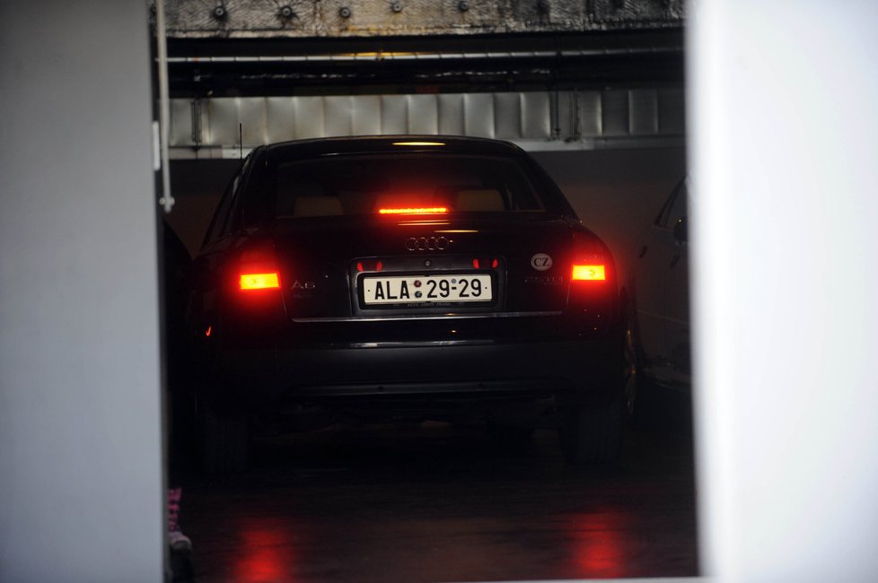další z důkazů, že kolem vily Romana Janouška se rojí auta s kmotrovskou značkou