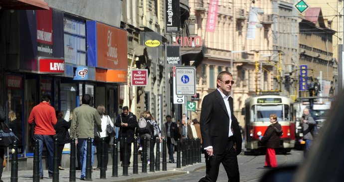 Roman Janoušek vyrazil ze svého úkrytu v pražském Podolí nepjprve po Praze, nyní už i do zahraničí