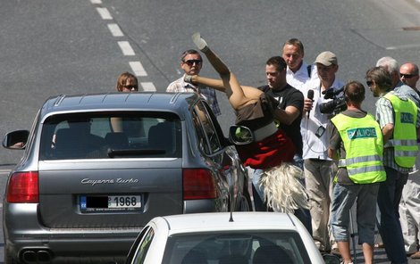 Svědek incidentu na místě policistům ukazuje, jak viděl ženu padat.