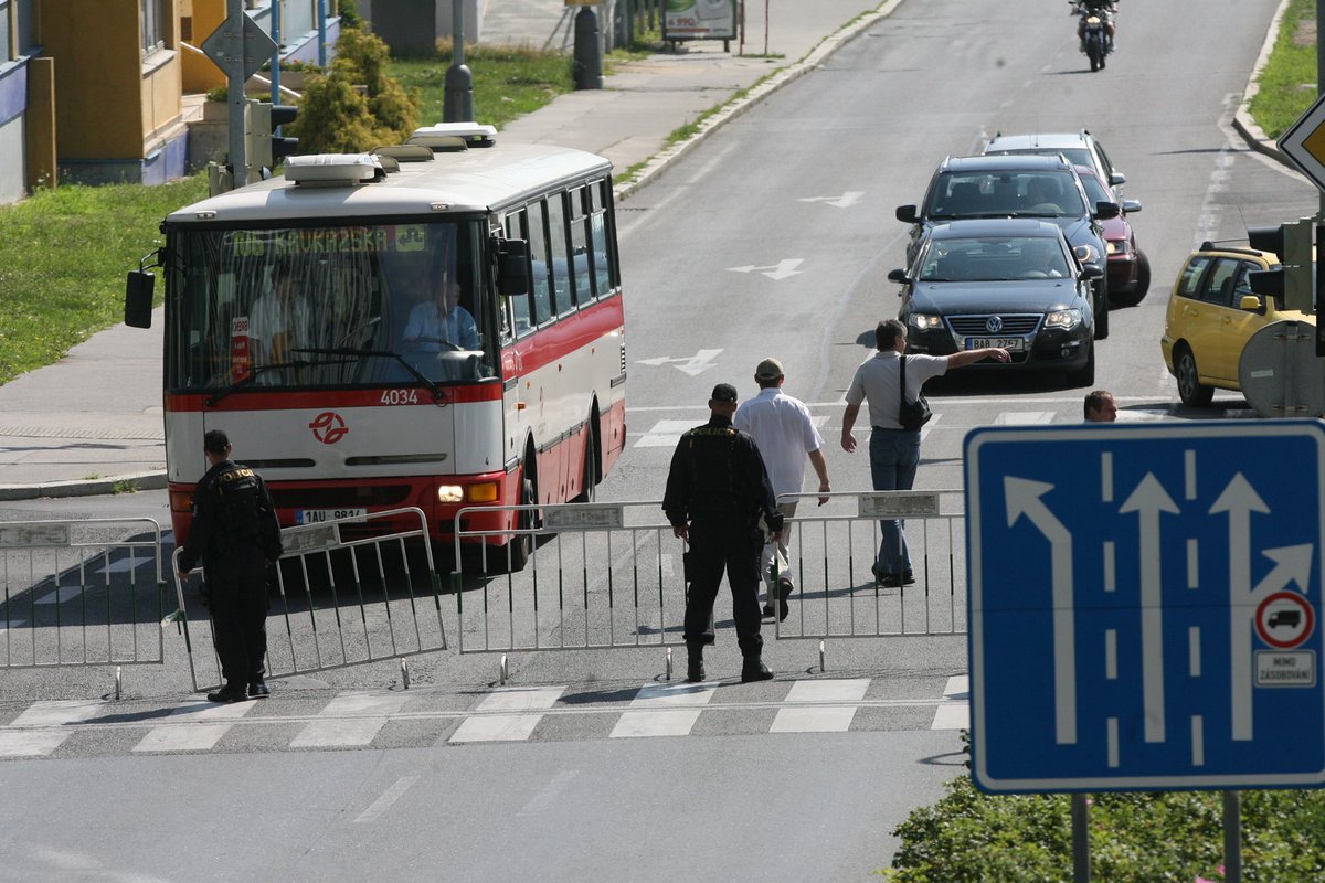 Policisté na místě odkláněli veškerou dopravu.