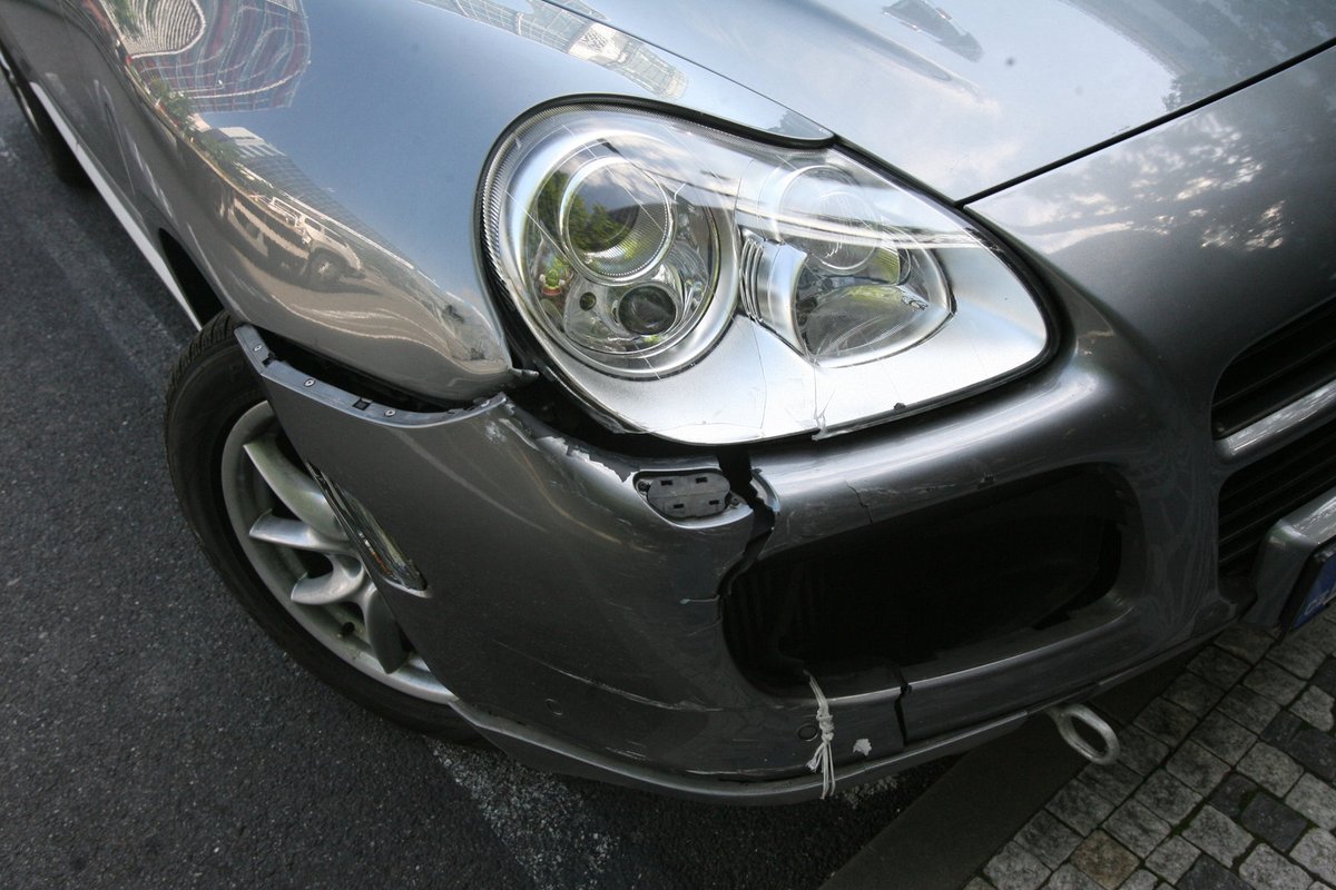 Janouškovo stále neopravené Porsche Cayenne.