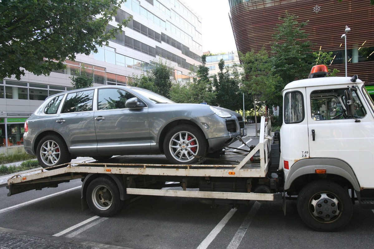 Policie přiváží Janouškovo stále neopravené Porsche Cayenne.