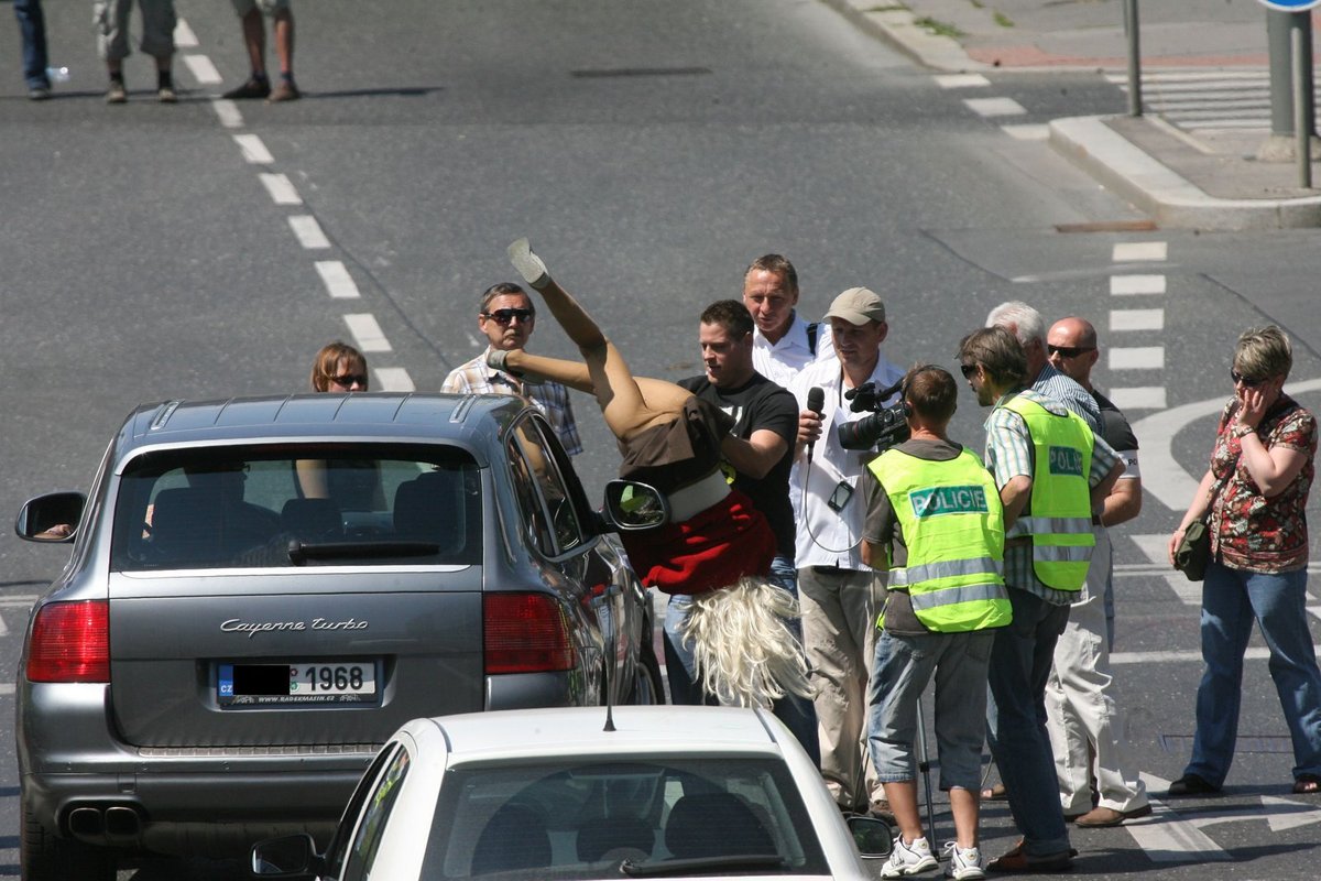 Svědek incidentu na místě policistům ukazuje, jak viděl ženu padat.