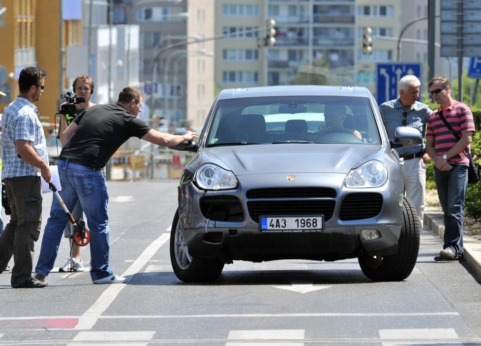 Opilý Janoušek v roce 2012 úmyslně srazil autem ženu v pražské Michli.  Na snímku je policejní rekonstrukce události.