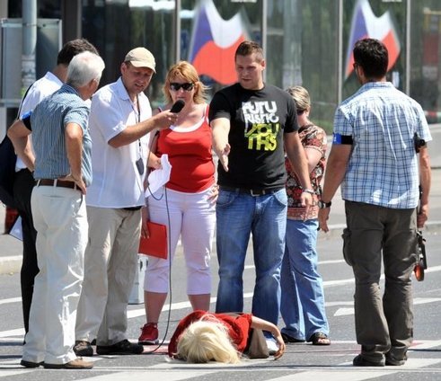 Opilý Janoušek v roce 2012 úmyslně srazil autem ženu v pražské Michli.  Na snímku je policejní rekonstrukce události.