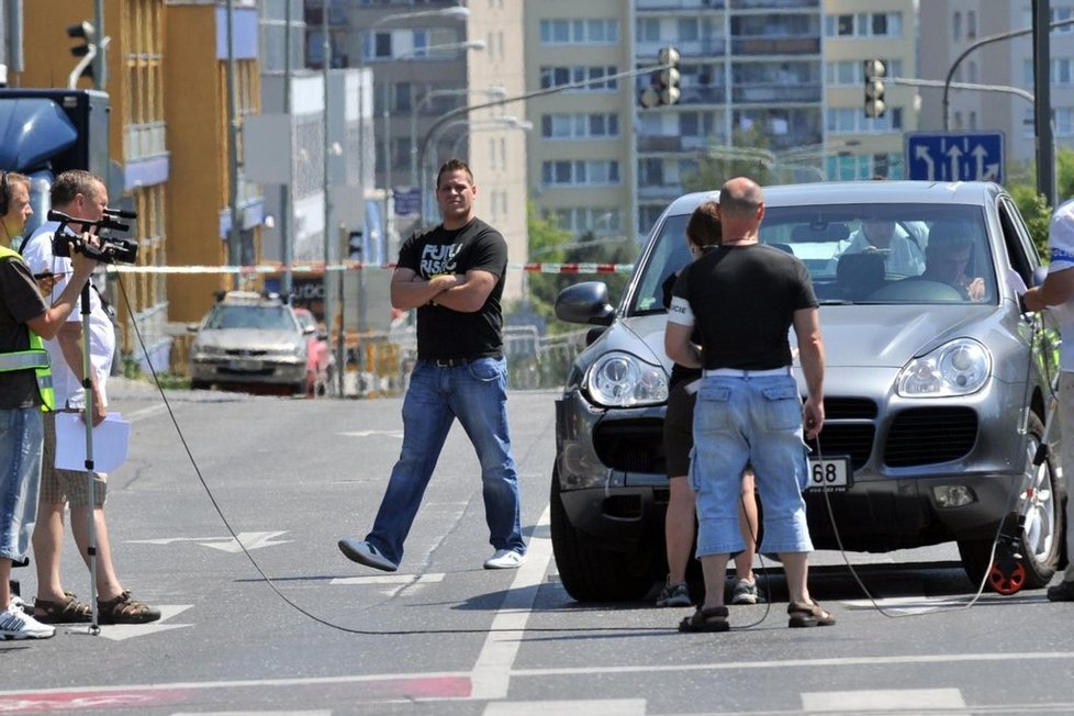 Opilý Janoušek v roce 2012 úmyslně srazil autem ženu v pražské Michli.  Na snímku je policejní rekonstrukce události.