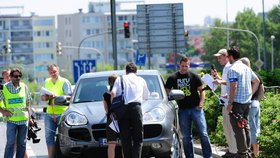 První svědek nehody tvrdí, že lobbista musel ženu vidět. ( Svědek vlevo u auta)