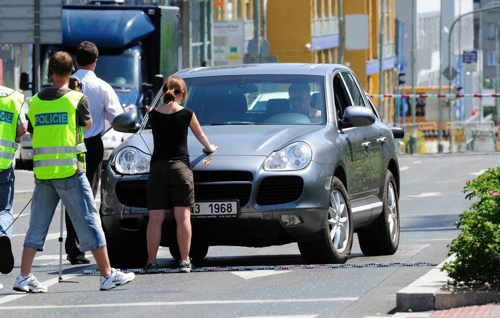 K rekonstrukci nehody používali Janouškovo auto a firurantku, ta se na snímku o vozidlo opírá