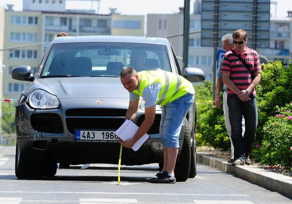 Policie vše pečlivě vyměřuje.