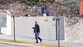 9.34 - Konečně! Janoušek opouští bránu velkovily. Vůbec ale nevypadá nemocně. Naopak. Celý září. Jakoby chtěl říct: Přeji všem, krásný den. Jeho slova a pozdravy ale nakonec mířily jen k opodál postávajícím mužům.
