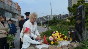 5. výročí hrdinské smrti policisty Romana Jedličky(+28). Policistova matka s jeho dcerkou Natálkou, která se narodila měsíc po jeho smrti