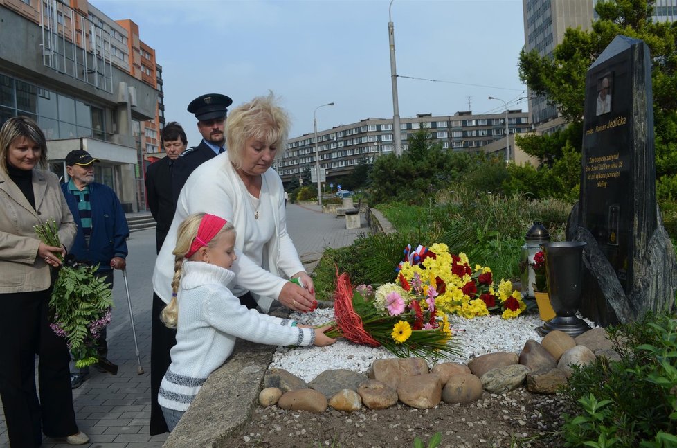 5. výročí hrdinské smrti policisty Romana Jedličky(+28). Policistova matka s jeho dcerkou Natálkou, která se narodila měsíc po jeho smrti