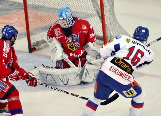 Roman Kukumberg (v bielom) strieľa na bránu českého brankára Martina Pruseka. Roman Kukumberg (v bielom) strieľa na bránu českého brankára Martina Pruseka.