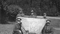 Příslušníci SOS z čety Friedrichswalde (Bedřichovka) s vlasteneckým motivem na stanovém dílci při pohotovosti v září 1938.