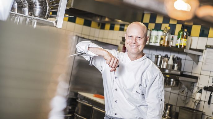 Roman Paulus je český šéfkuchař, nyní se stará o chod kuchyně Alcron v pražském hotelu Radisson Blu.