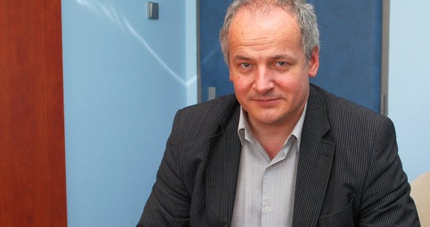Ředitel Fakultní nemocnice Hradec Králové, epidemiolog Roman Prymula odpovídá na vaše dotazy o smrtící okurkové nákaze