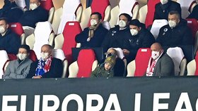 Roman Prymula (vlevo) v hledišti na zápase fotbalové Slavie, vpravo šéf fotbalové Slavie Jaroslav Tvrdík (18.2.2021)