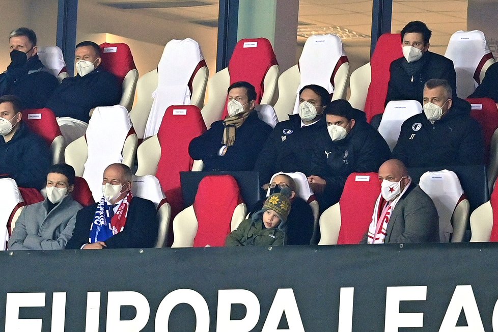 Roman Prymula (vlevo) v hledišti na zápase fotbalové Slavie, vpravo šéf fotbalové Slavie Jaroslav Tvrdík (18. 2. 2021)