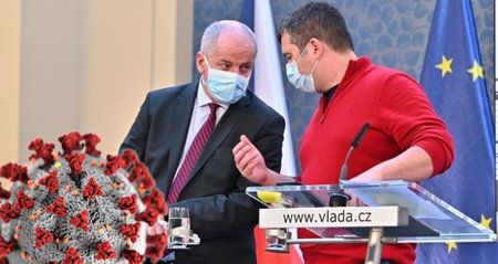 Ministr zdravotnictví Roman Prymula (za ANO) plánuje vládě navrhnout vyhlášení nouzového stavu. Šéf vnitra Jan Hamáček (ČSSD) uvedl, že ho podpoří.