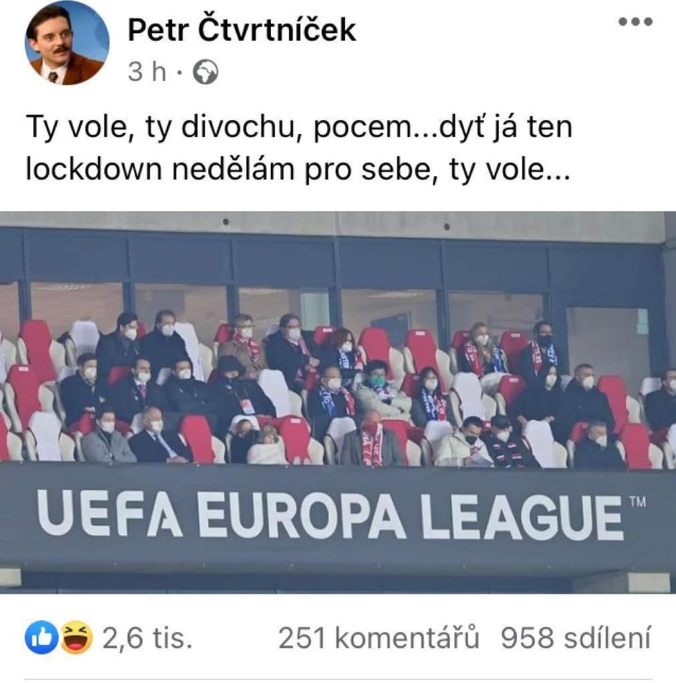 Internet se směje epidemiologovi Romanu Prymulovi na fotbale.