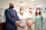 Ministr zdravotnictví Roman Prymula na „přepadové návštěvě“ kladenské nemocnice (16. 10. 2020)
