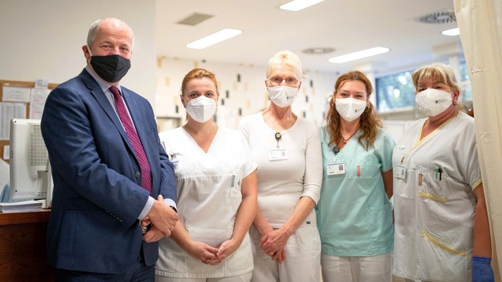 Ministr zdravotnictví Roman Prymula na „přepadové návštěvě“ kladenské nemocnice (16. 10. 2020)