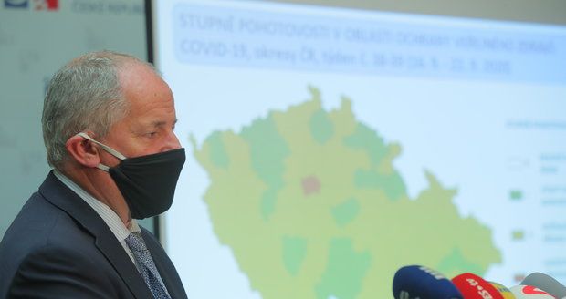 Do epidemie kecá každý, zuří Zeman. Zmínil karanténu Prahy i soucit s divadelníky