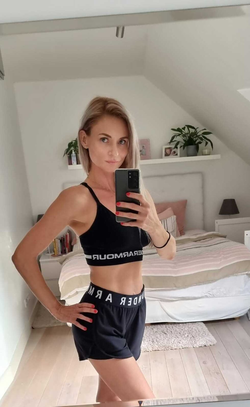 Partnerka Romana Šebrleho Lenka Kovaříková ráda běhá.
