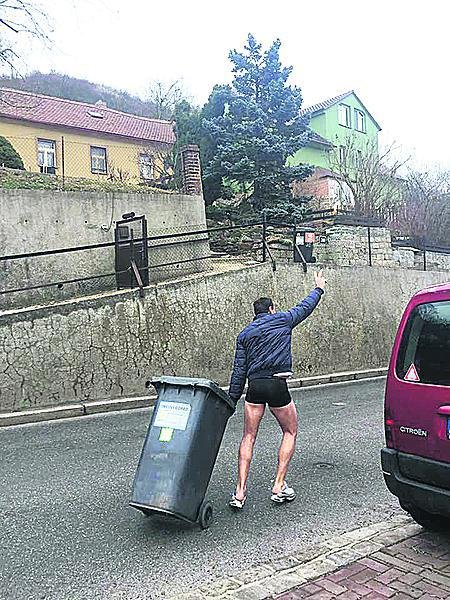 2016- Tak synek Štěpán tátu vyfotil, jak ráno honí popeláře. Bez kalhot! Zapomněl totiž večer vyvézt popelnici…