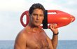 Herec David Hasselhoff ve své nejznámější roli záchranáře.