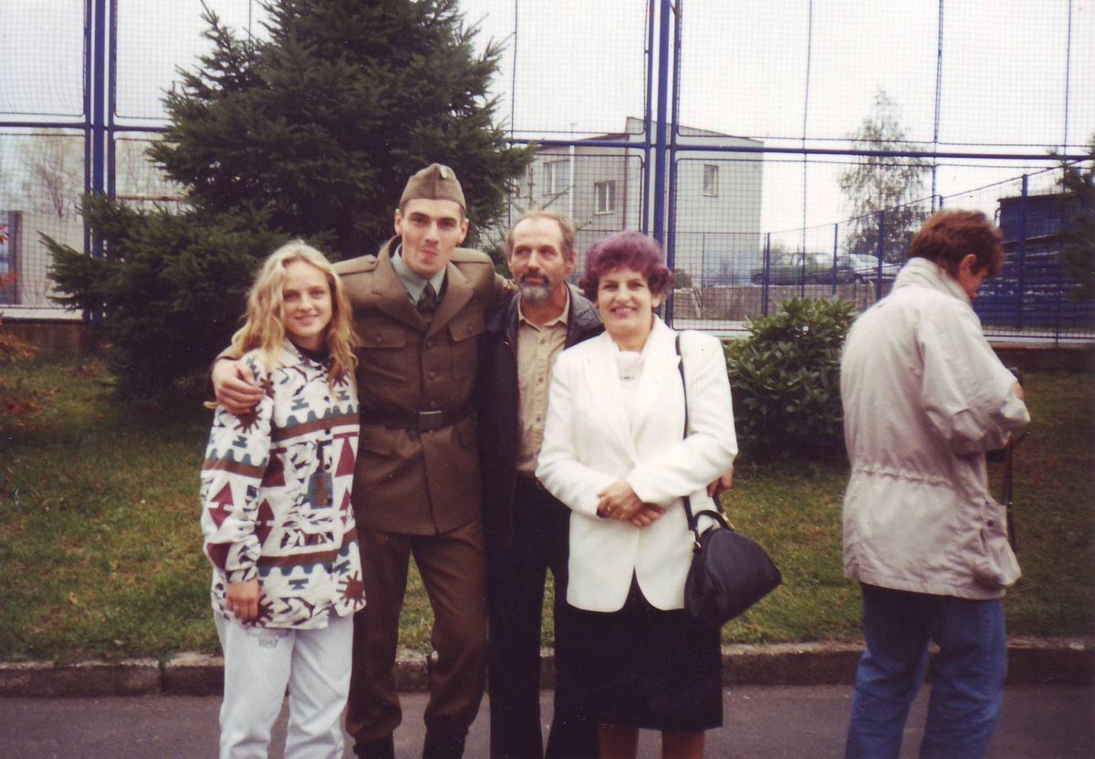 1995. Snímek z přijímače s rodiči a maminkou. Tendy Roman zřejmě vůbec netušil, že zůstane v armádě dalších 17 let a dotáhne to až na hodnost majora. O tu v roce 2013 přišel, když z armády odešel.