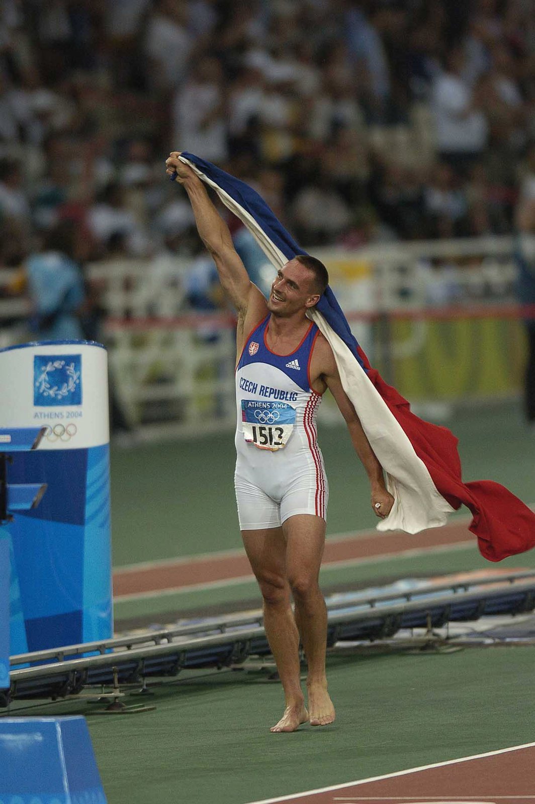 2004. Čtrnáct let poté, co začal v Týništi nad Orlicí s atletikou, nasbíral na olympiádě v Aténách 8893 bodů. Vytvořil tak olympijský rekord a jako atletický vícebojař získal pro Česko zlatou medaili.