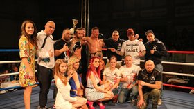 Roman Sedlačík na hodonínské Noci bojovníků jako organizátor akce v roce 2015 (spodní řada úplně vpravo)