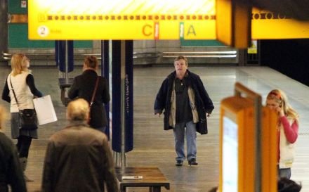 16:27 - Největší problém nastal v metru, když Skamene zjišťoval, jak a kam má vlastně jet. Celkem třikrát vystoupil a nastoupil na různých zastávkách metra, než treﬁl do správné zastávky, kam chtěl jet.