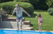 Roman Skamene skáče s vnučkou do bazénu