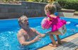 Roman Skamene plave s vnučkou v bazénu