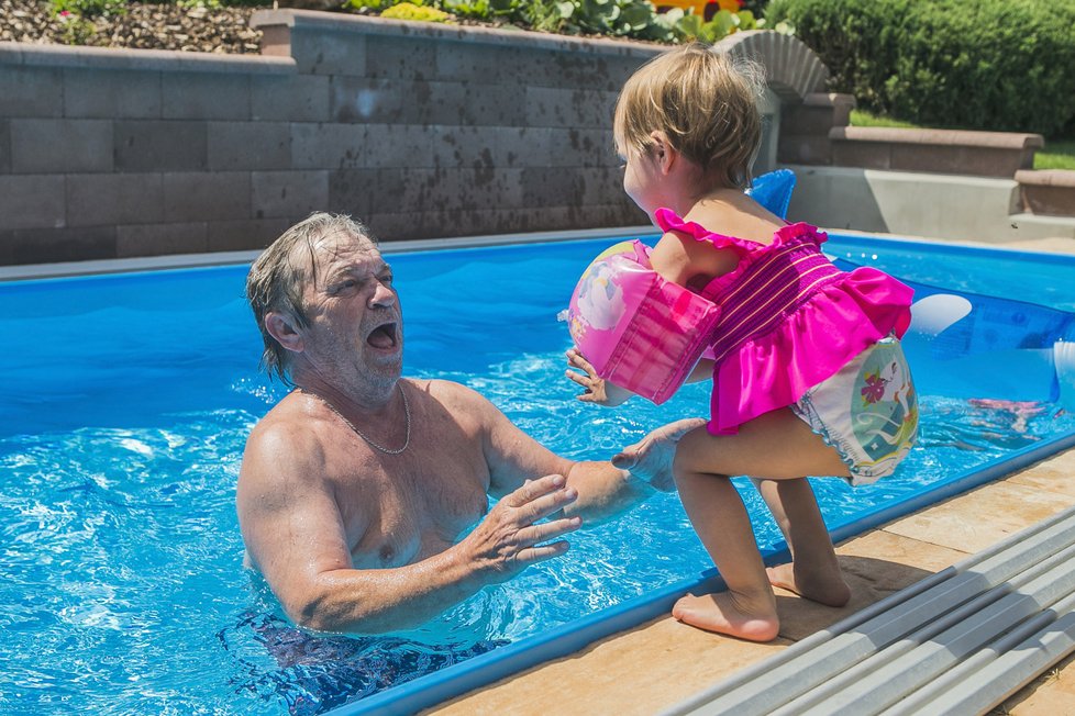 Roman Skamene plave s vnučkou v bazénu