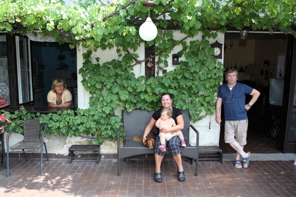 Spokojená rodinka Romana Skamene si volno na chalupě užívá plnými doušky.