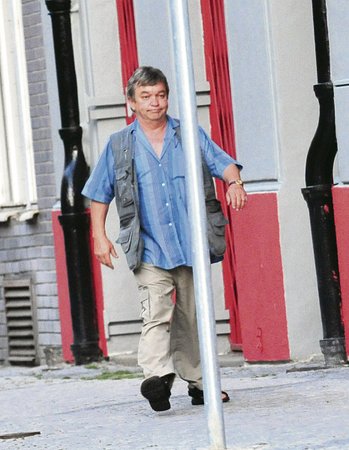 Kdopak to jde? (28. 7. 2009) Blesk přistihl opilého herce Romana Skamene, jak se vrací z hospody domů. A i když to měl domů jen pár metrů, kvůli vrávorání z jedné strany chodníku na druhou se mu cesta dost protáhla.