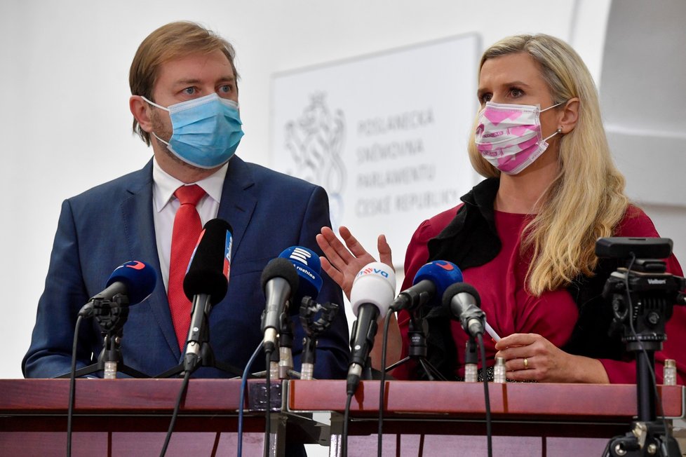 Poslanci ČSSD Kateřina Valachová a Roman Sklenák vystoupili na tiskové konferenci poslaneckého klubu strany (20. 10. 2020).